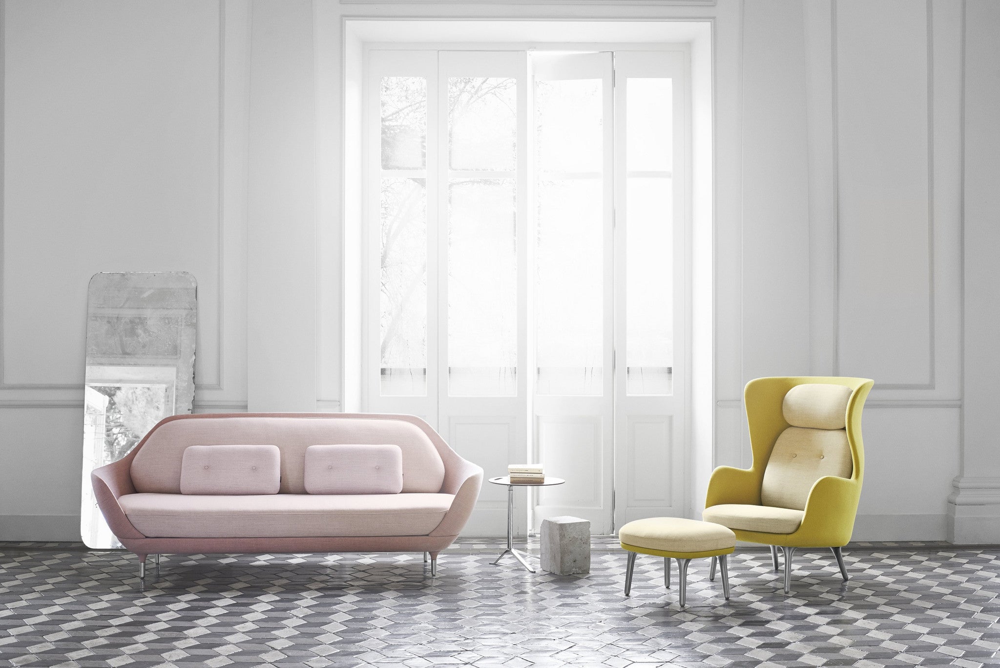 fritz_hansen_arne_jacobsen_RO_armchair_footstool_lifestyle_yellow