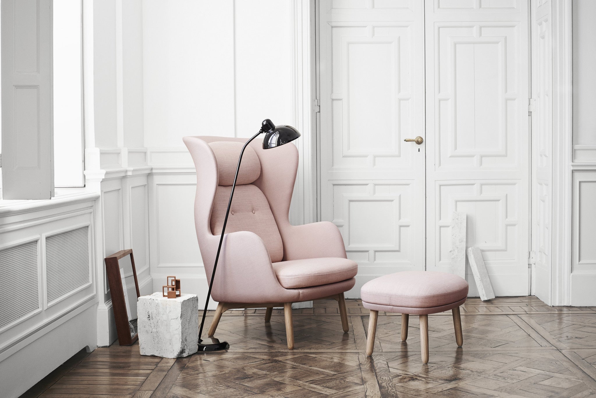 fritz_hansen_arne_jacobsen_RO_armchair_footstool_light_pink
