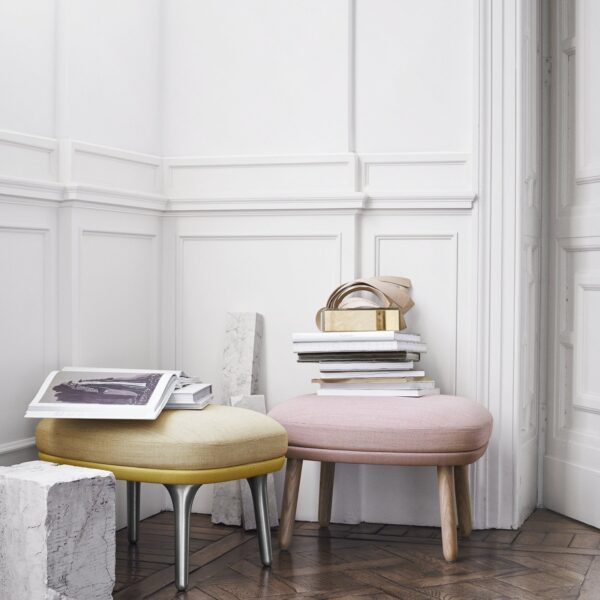 fritz_hansen_arne_jacobsen_RO_footstool_lifestyle