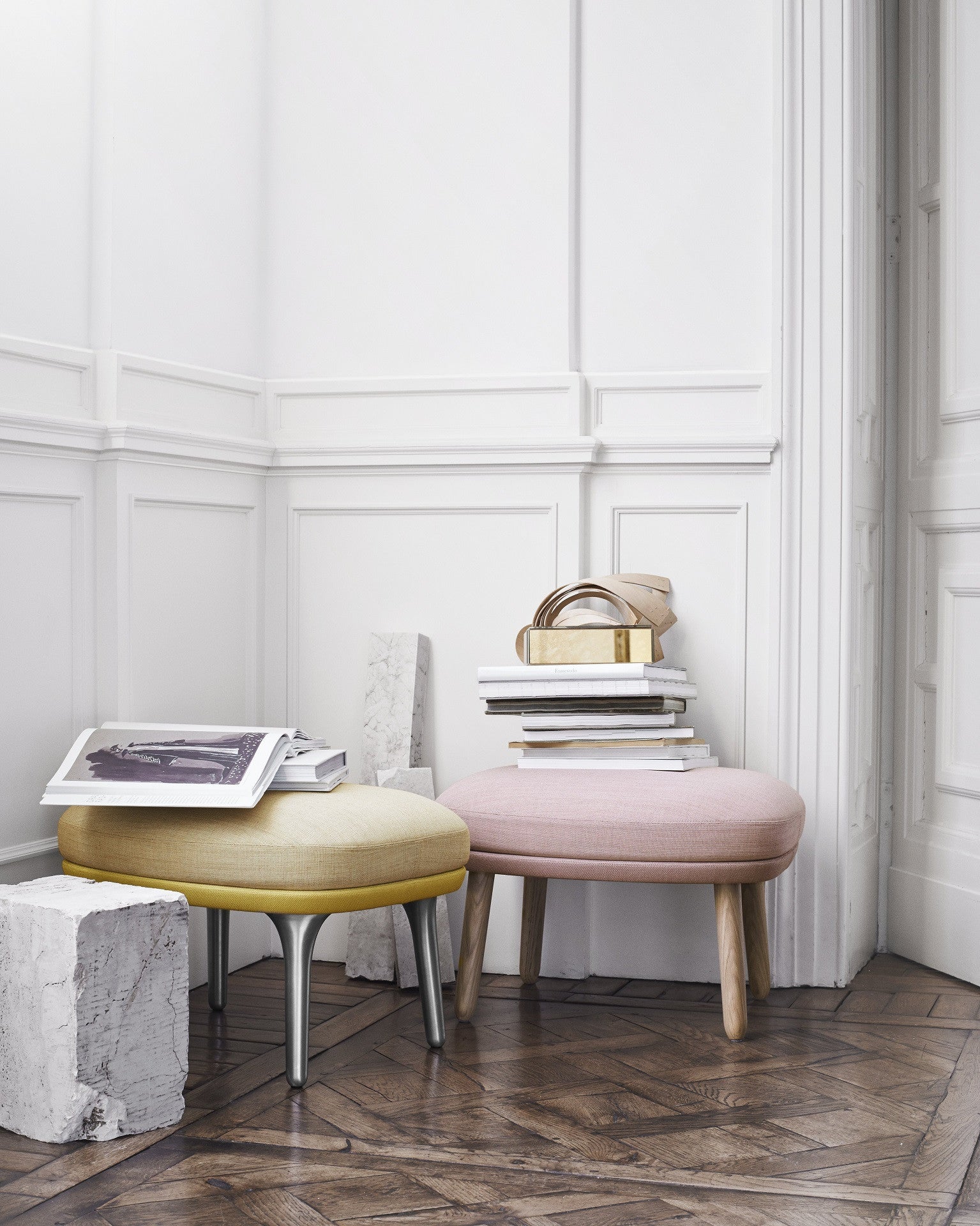 fritz_hansen_arne_jacobsen_RO_footstool_lifestyle