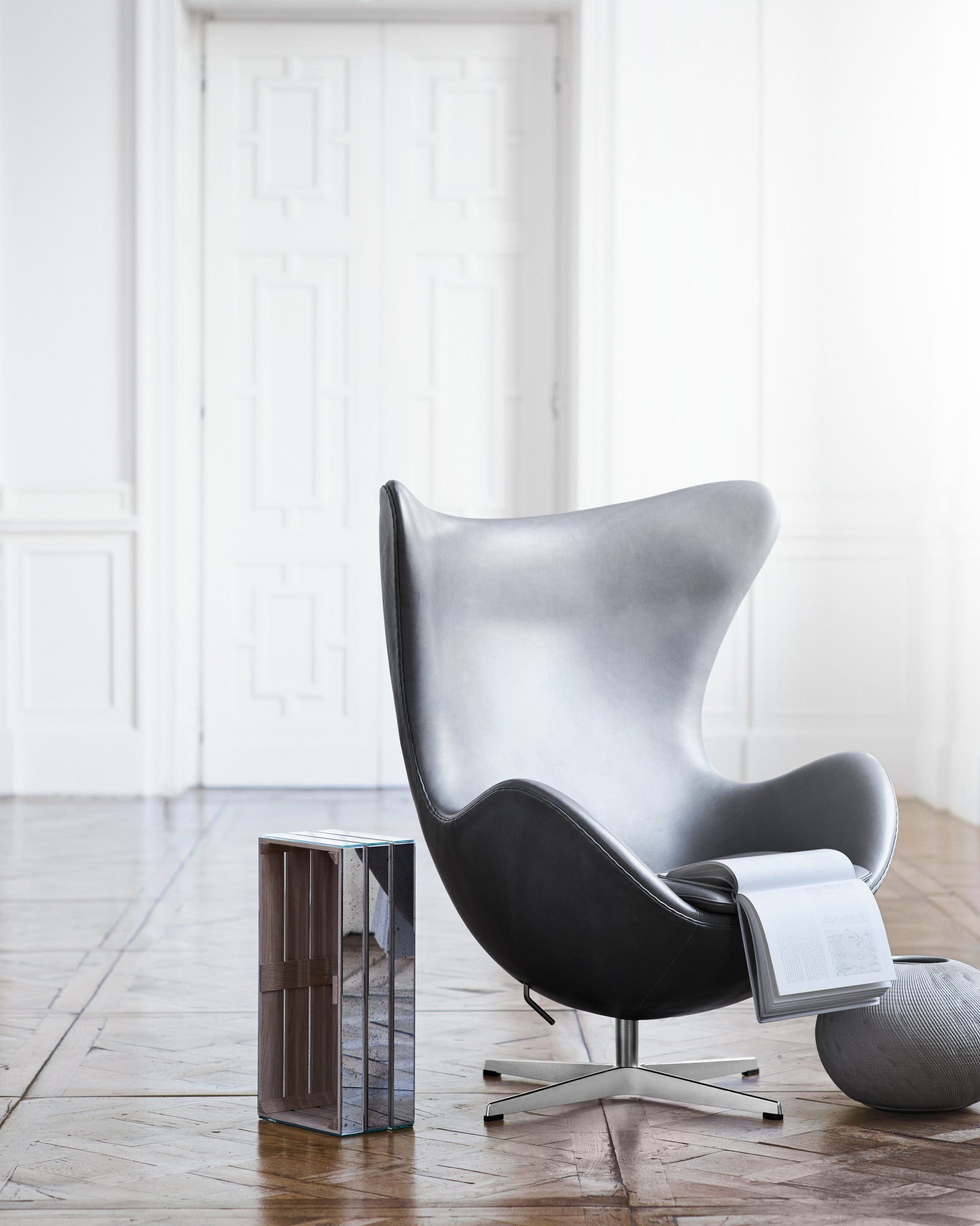 Arne Jacobsen Egg chair, grey leather