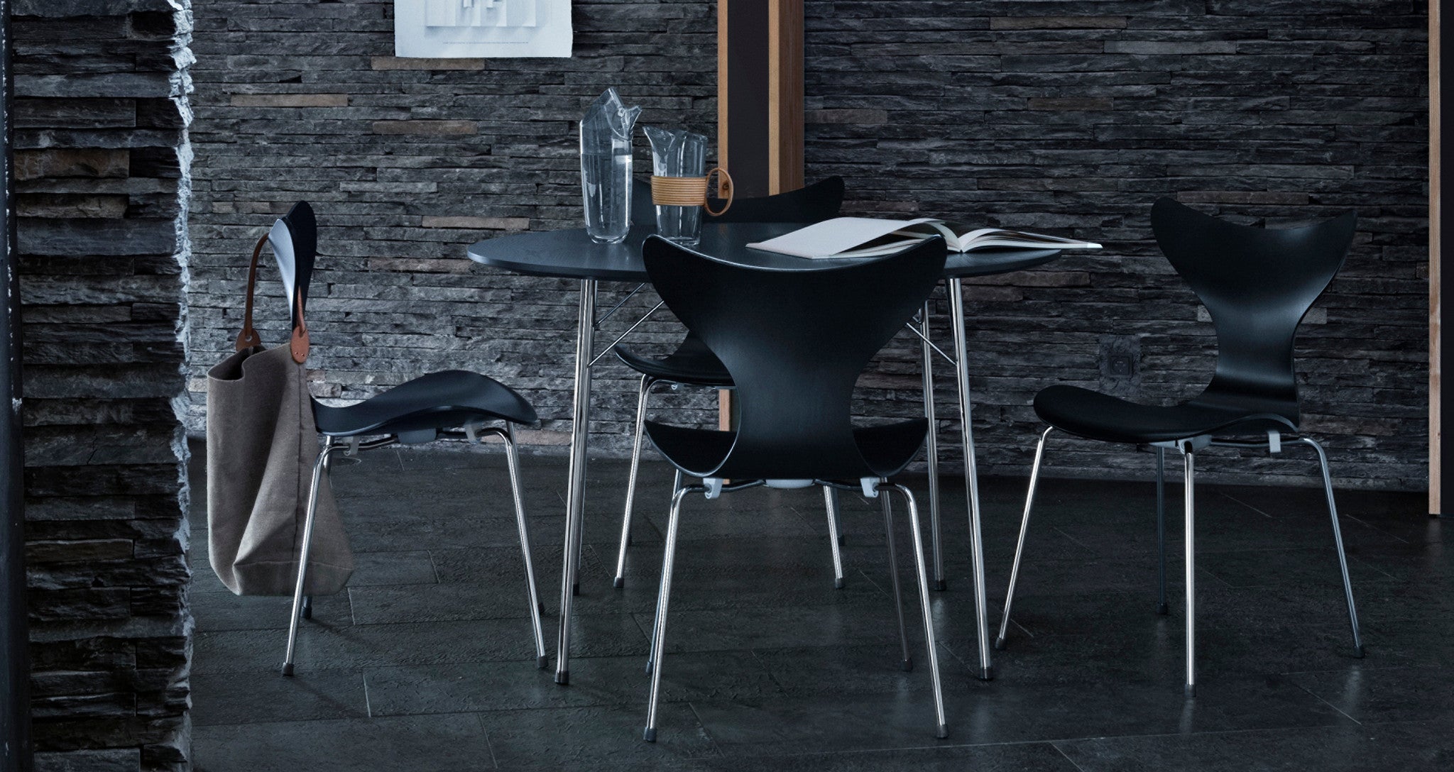 fritz_hansen_arne_jacobsen_lily_chair_lacquered_black