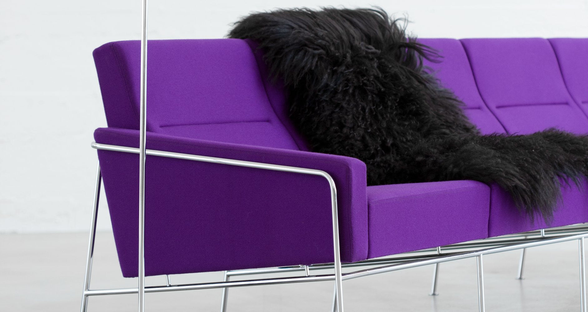 Fritz Hansen 3300 3-Seater Sofa, purple fabric Fritz Hansen 3300 3-Seater Sofa, purple fabric