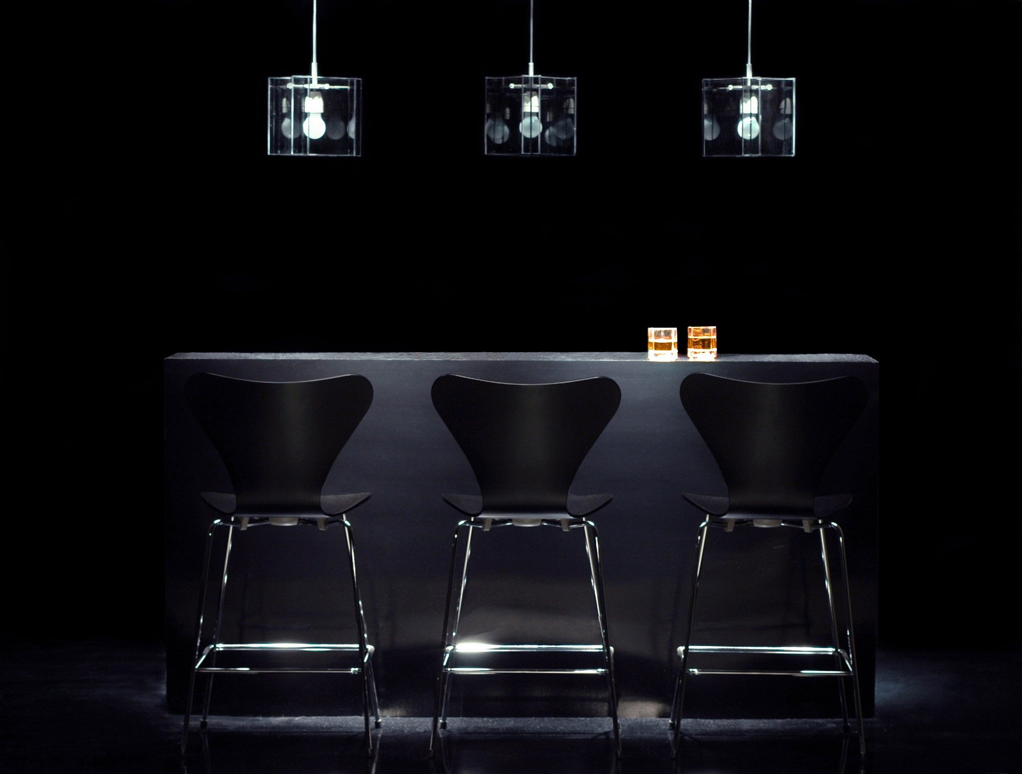 fritz_hansen_arne_jacobsen_series_7_bar_stool_black