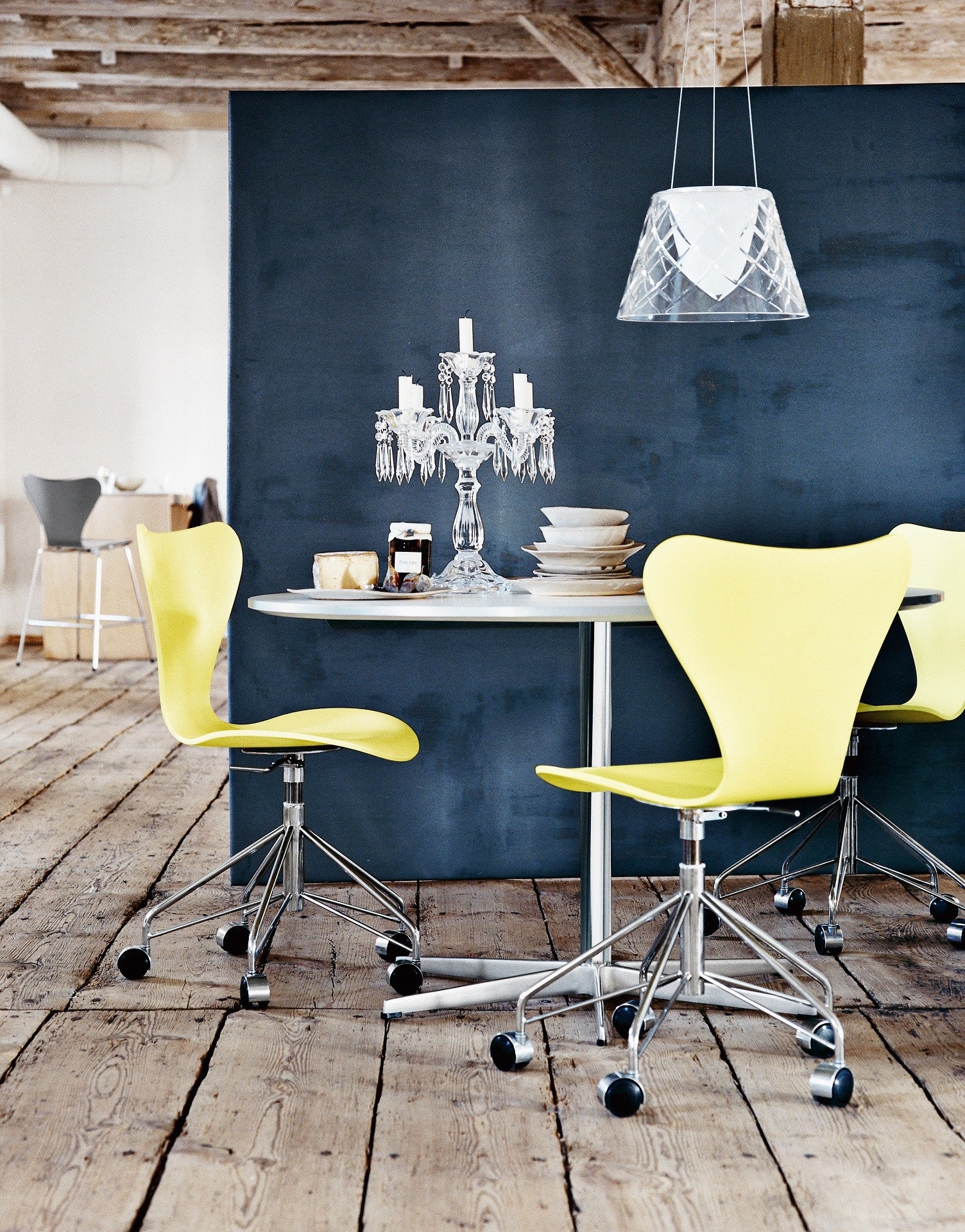 fritz_hansen_arne_jacobsen_series_7_swivel_chair_lacquered_yellow fritz_hansen_arne_jacobsen_series_7_swivel_chair_lacquered_yellow