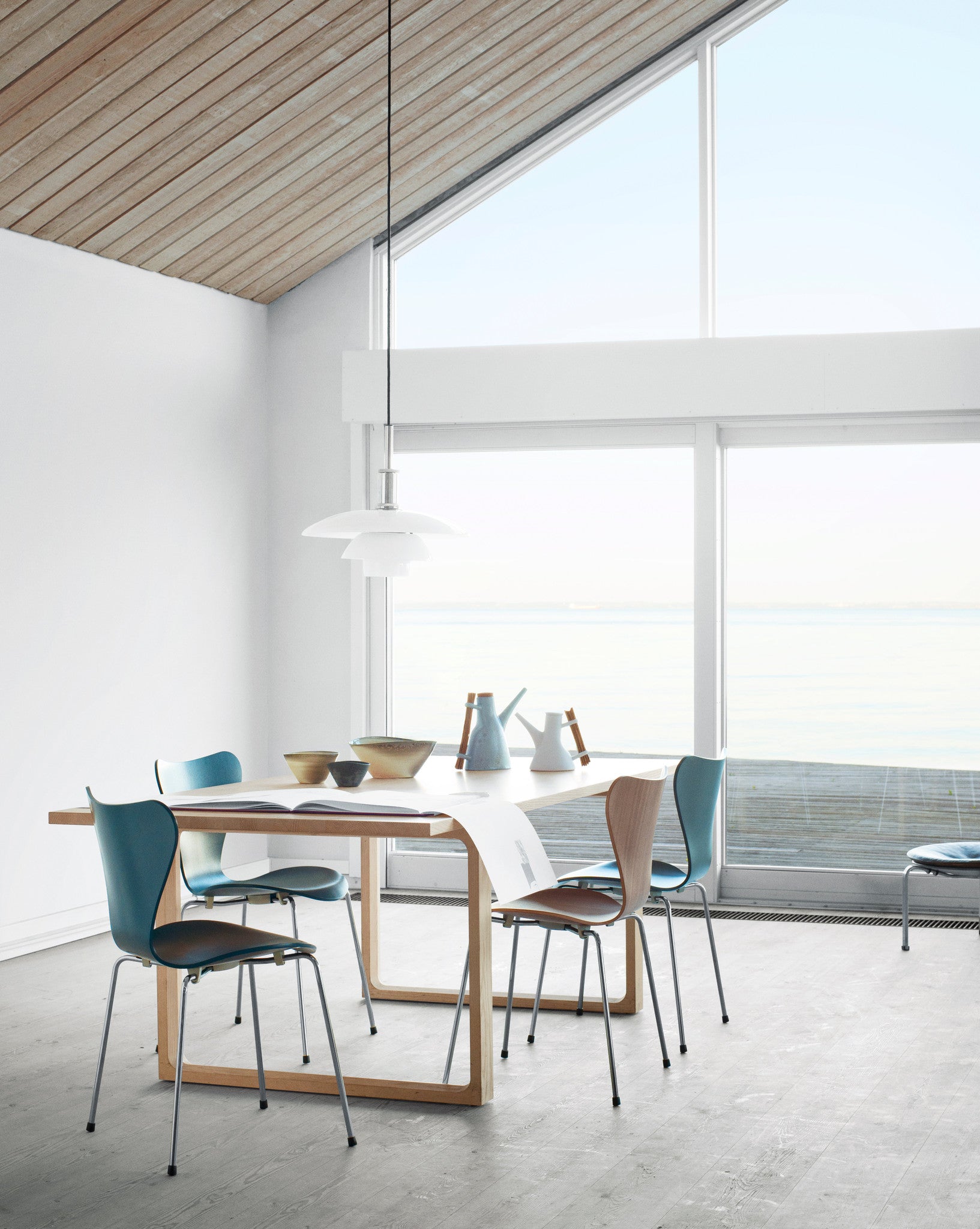 Fritz Hansen Essay table with extension leaf and Series 7 chairs