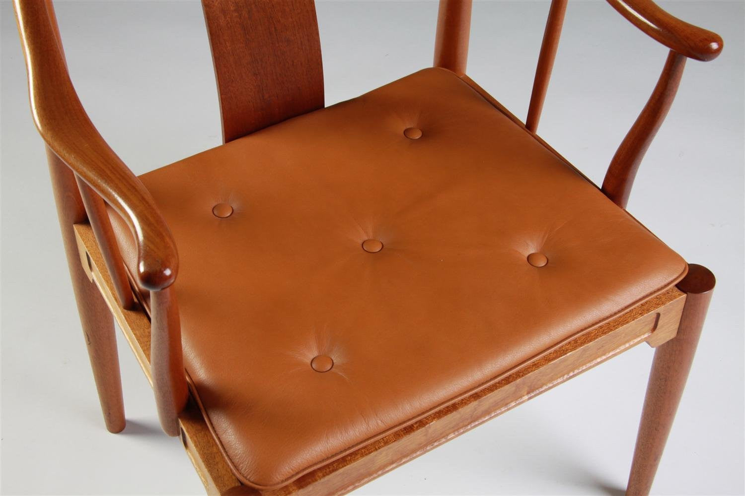 fritz_hansen_hans_wegner_china_chair_cherry_leather