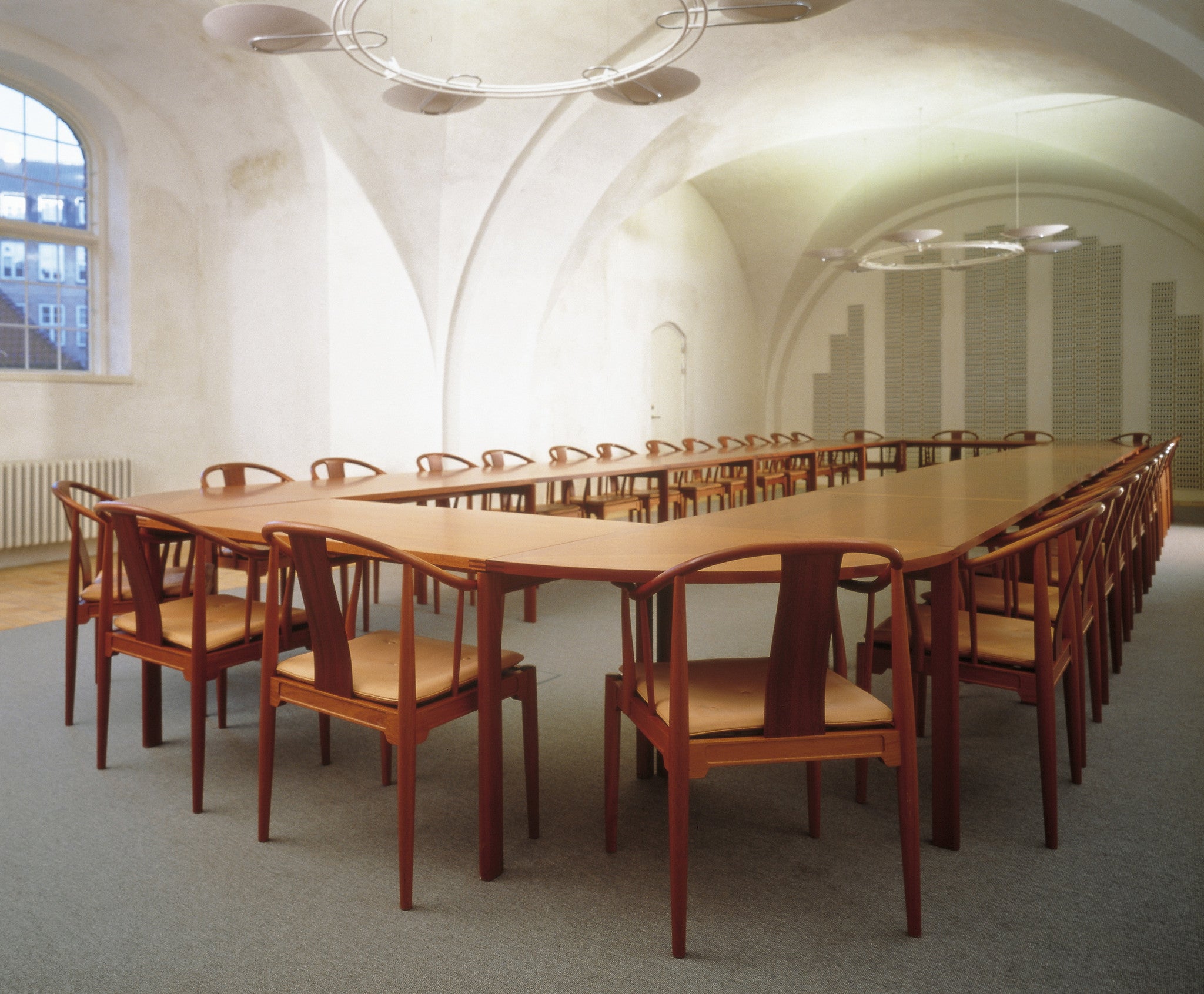 fritz_hansen_hans_wegner_china_chair_leather_cherry