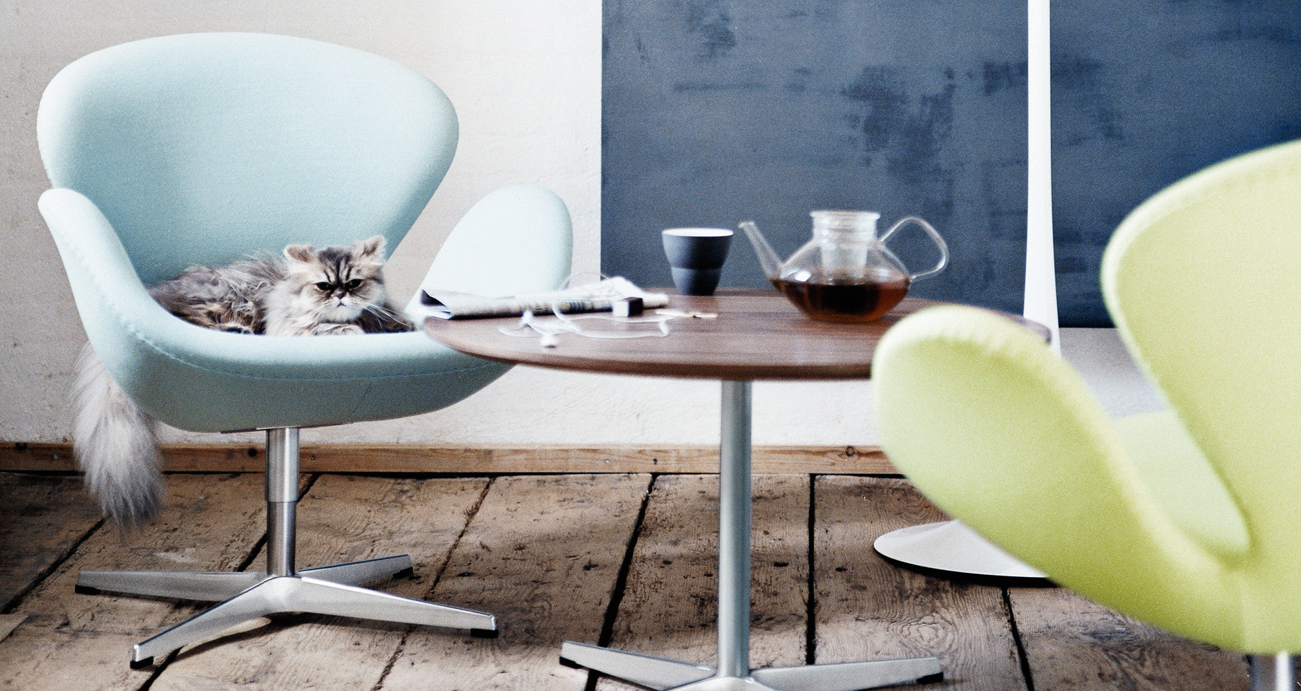 Fritz Hansen Coffee Table Series - Circular, Swan chairs