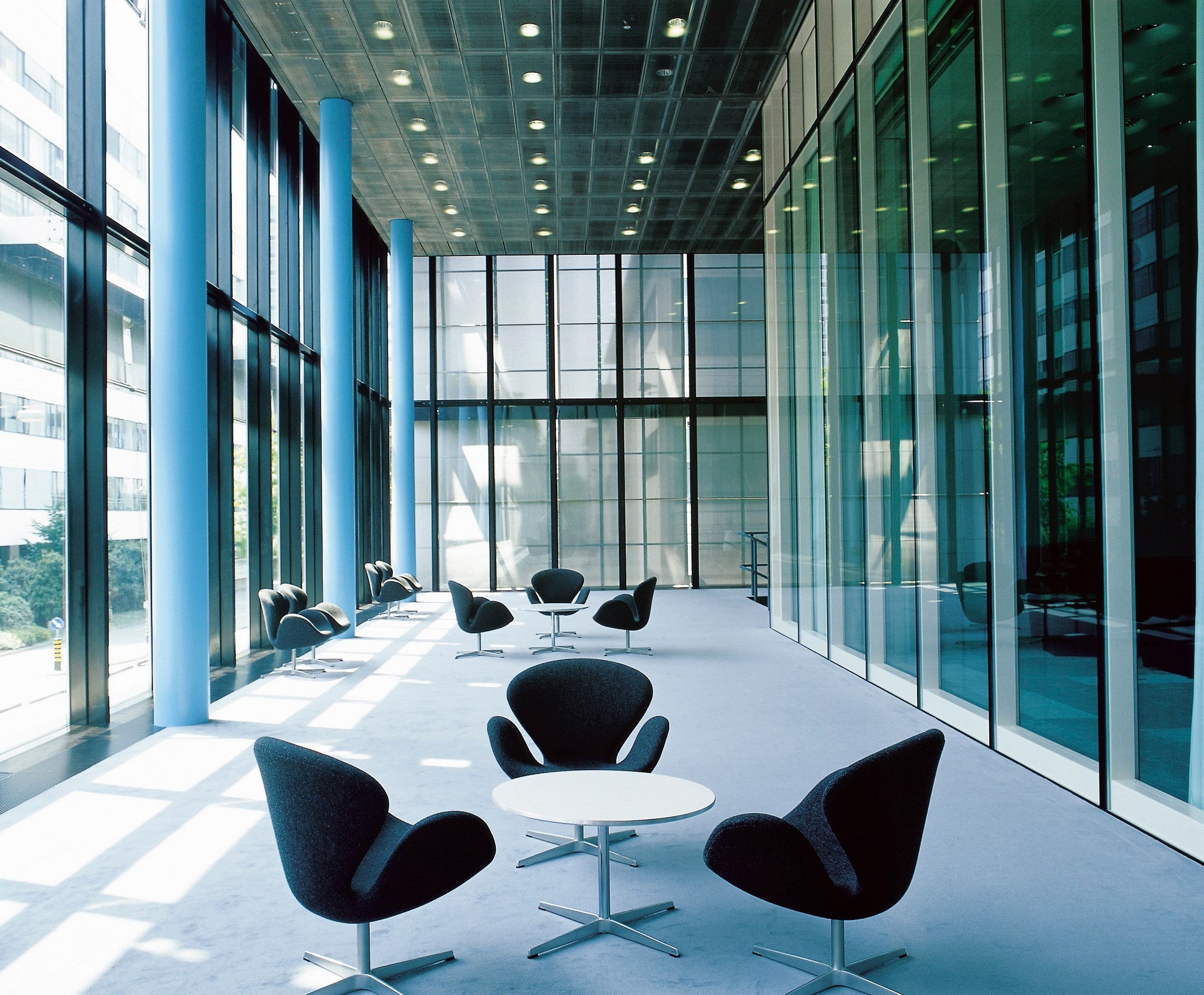 Fritz Hansen Coffee Table Series - Circular, Swan chairs