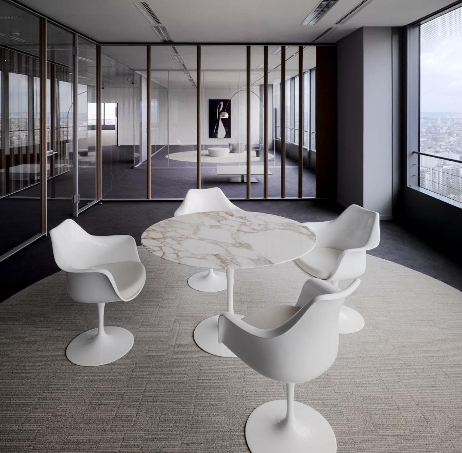 knoll-eero-saarinen-tulip-armchair-seat-cushion-round-dining-tulip-table