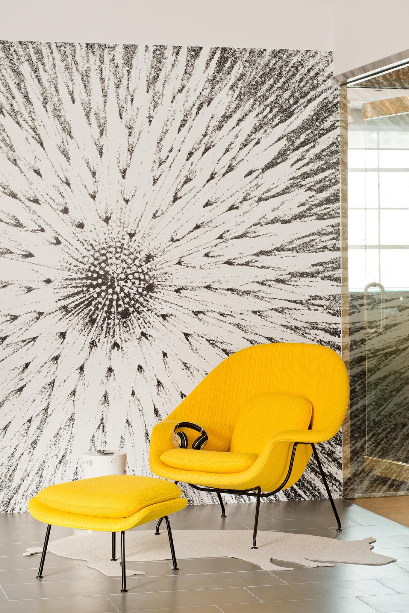Saarinen Womb Chair, yellow