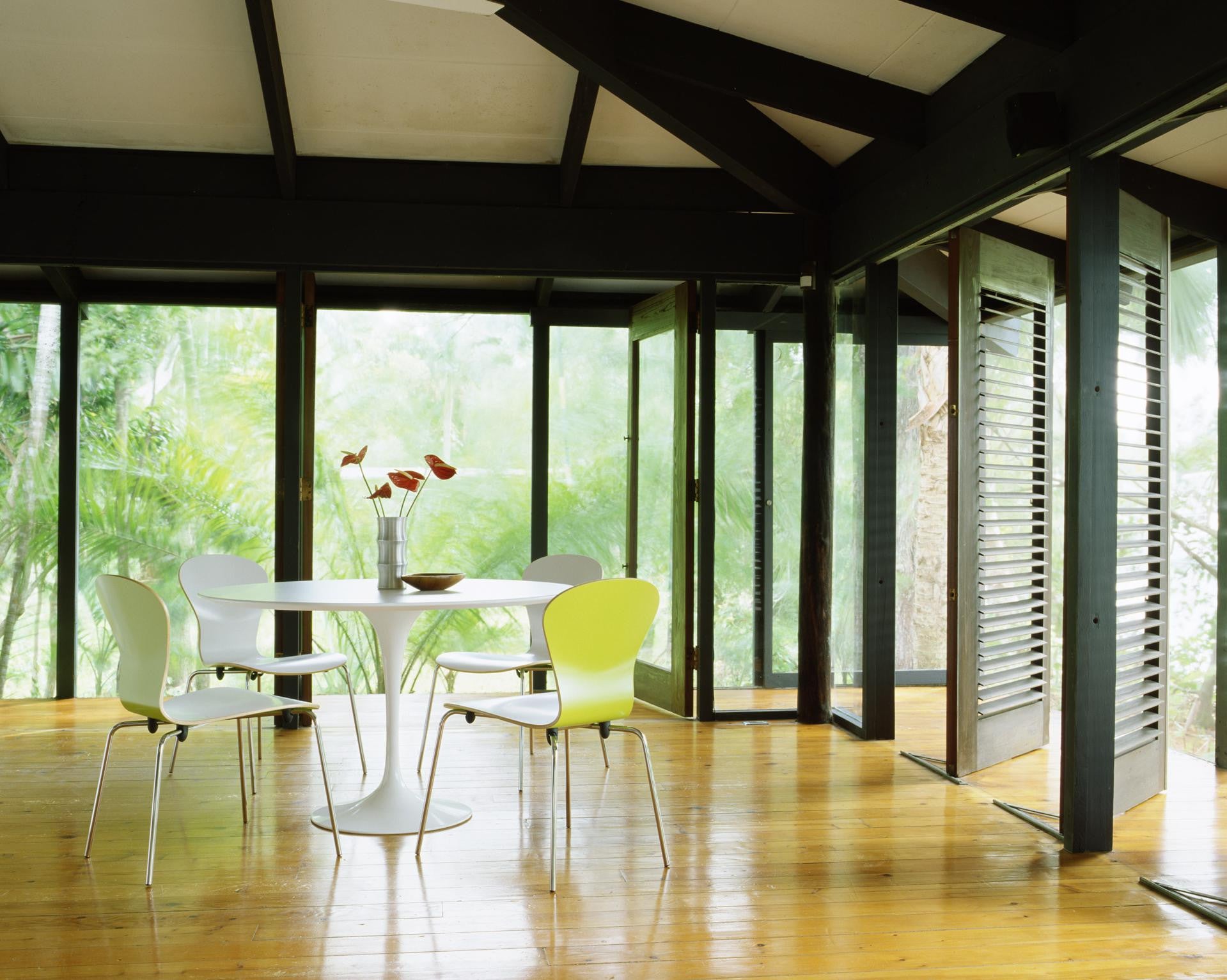 knoll-eero-saarinen-tulip-dining-table-round-white-base-white-laminate-top knoll-eero-saarinen-tulip-dining-table-round-white-base-white-laminate-top