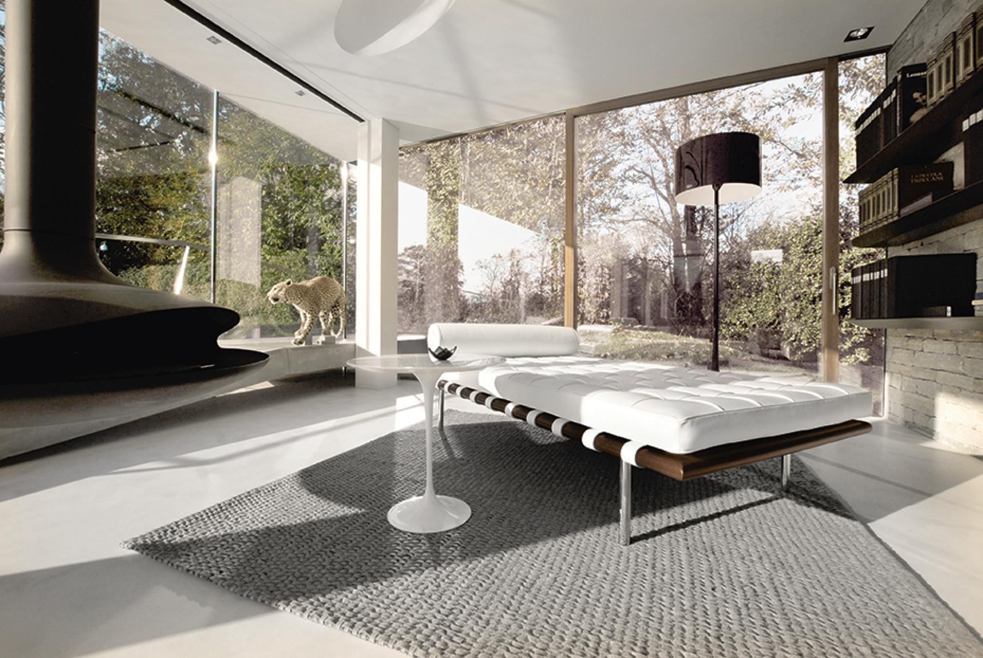 Saarinen Tulip Side Table Round Saarinen Tulip Side Table Round