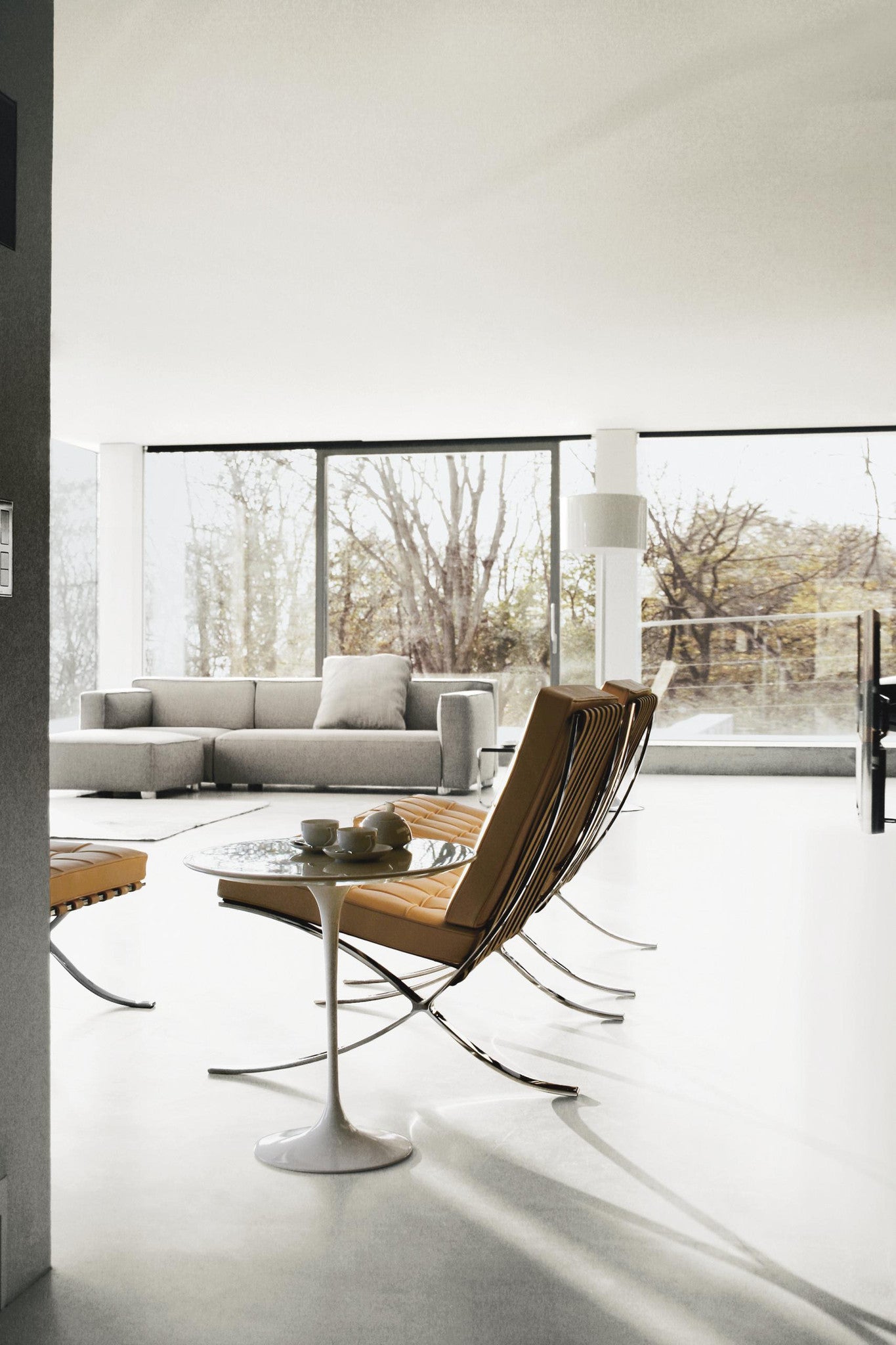 Saarinen Tulip Side Table Round Saarinen Tulip Side Table Round