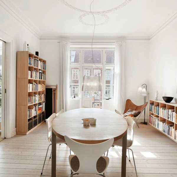 fritz_hansen_arne_jacobsen_lily_chair_front_upholstered