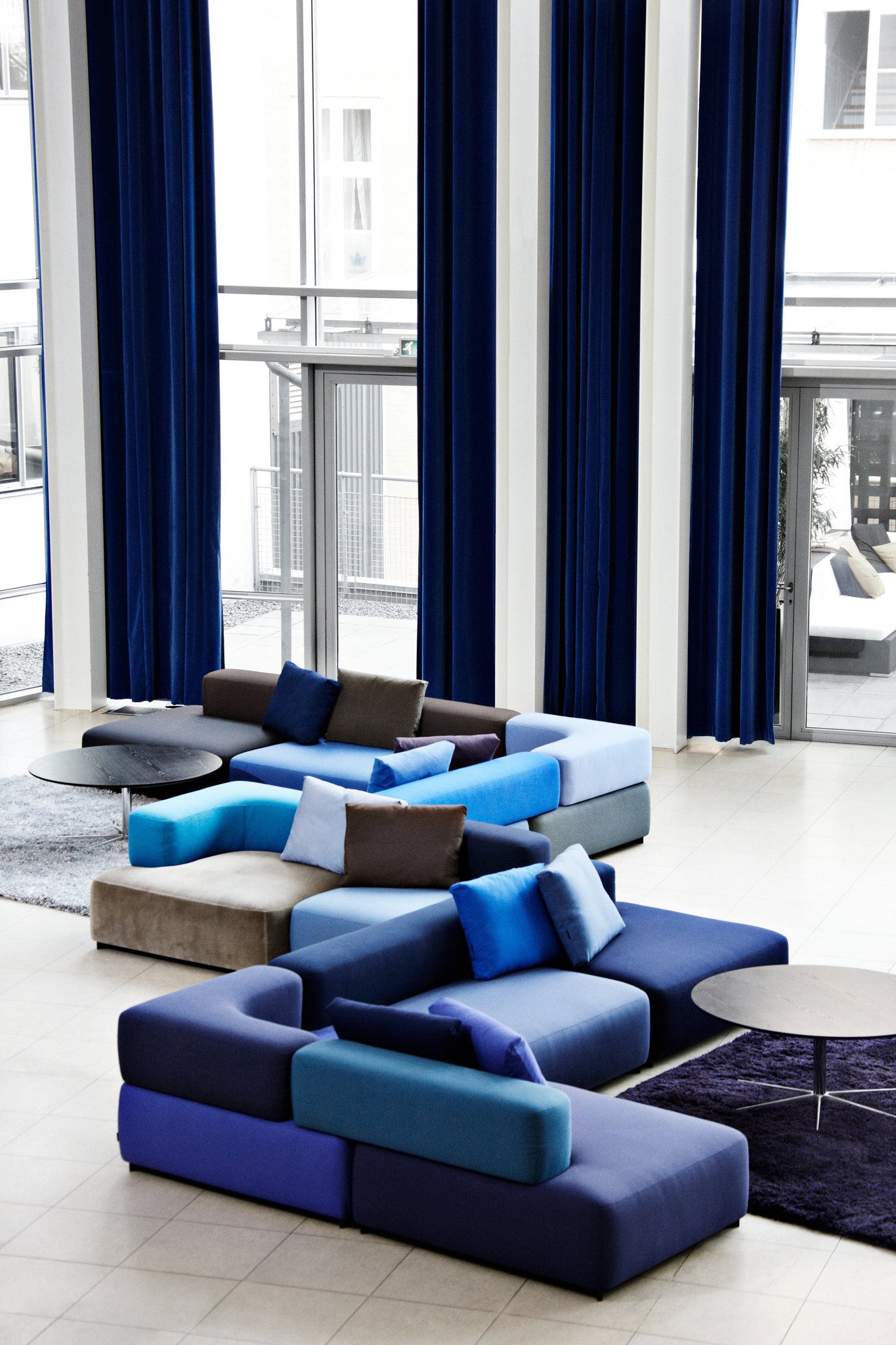 fritz_hansen_piero_lissoni_alphabet_sofa_lifestyle_fabric_blue