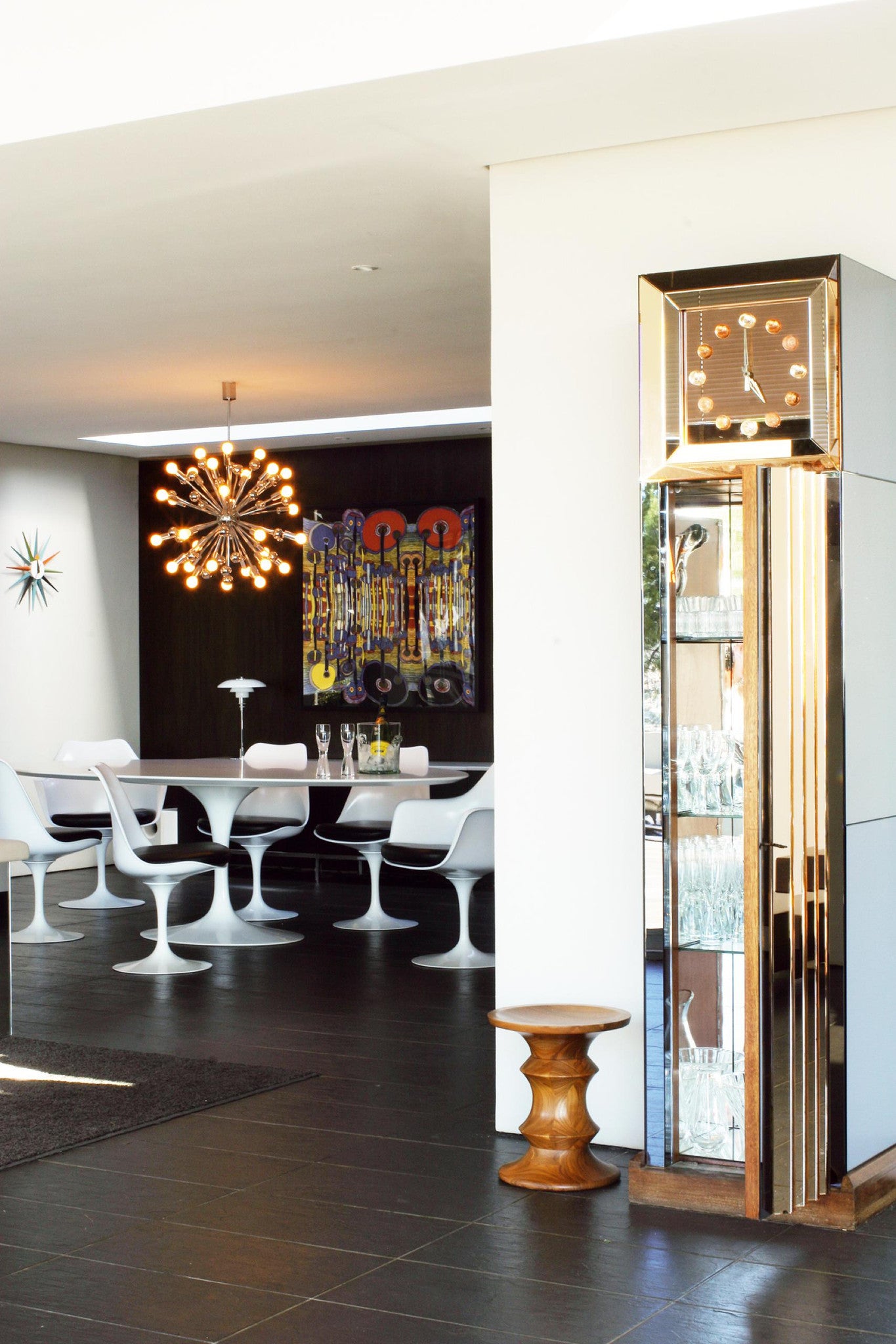 knoll-eero-saarinen-tulip-table-arabescato-marble-top-tulip-chairs-white-base
