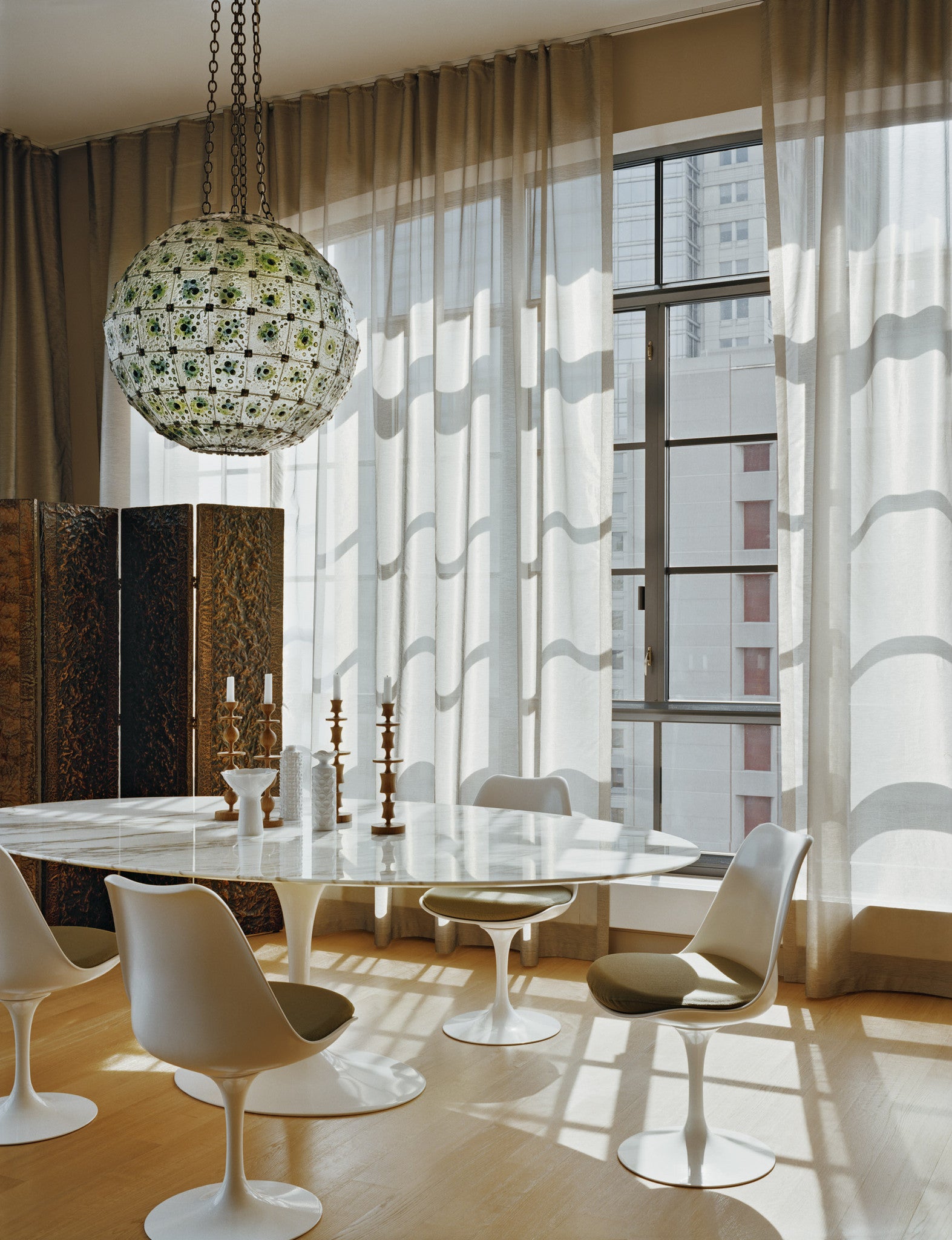 knoll-eero-saarinen-tulip-table-arabescato-marble-top