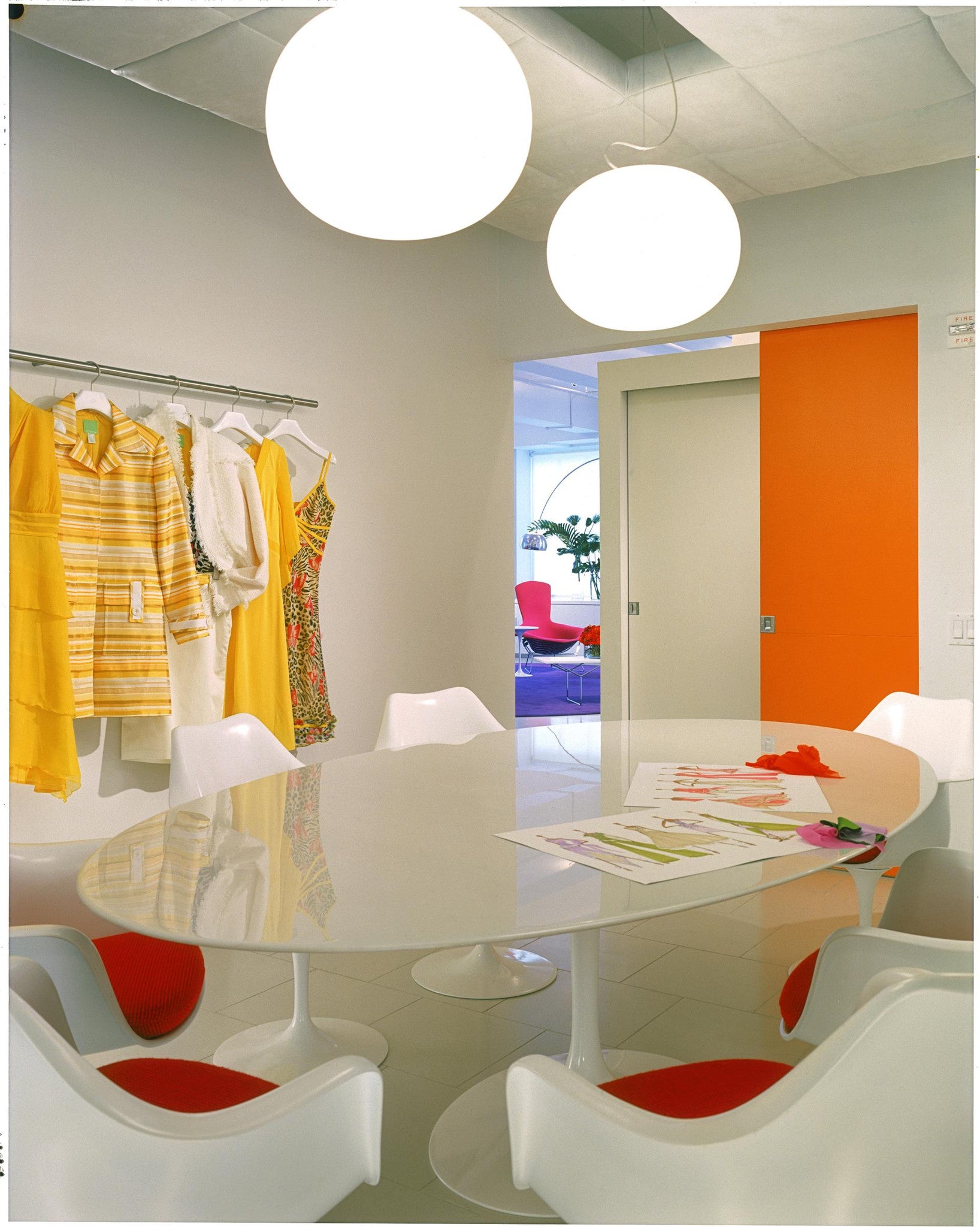 knoll-eero-saarinen-tulip-dining-table-white-top
