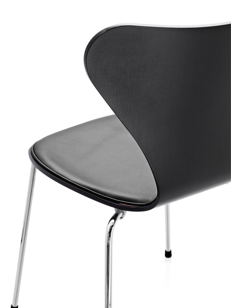 Fritz Hansen Series 7 chair front upholstery
