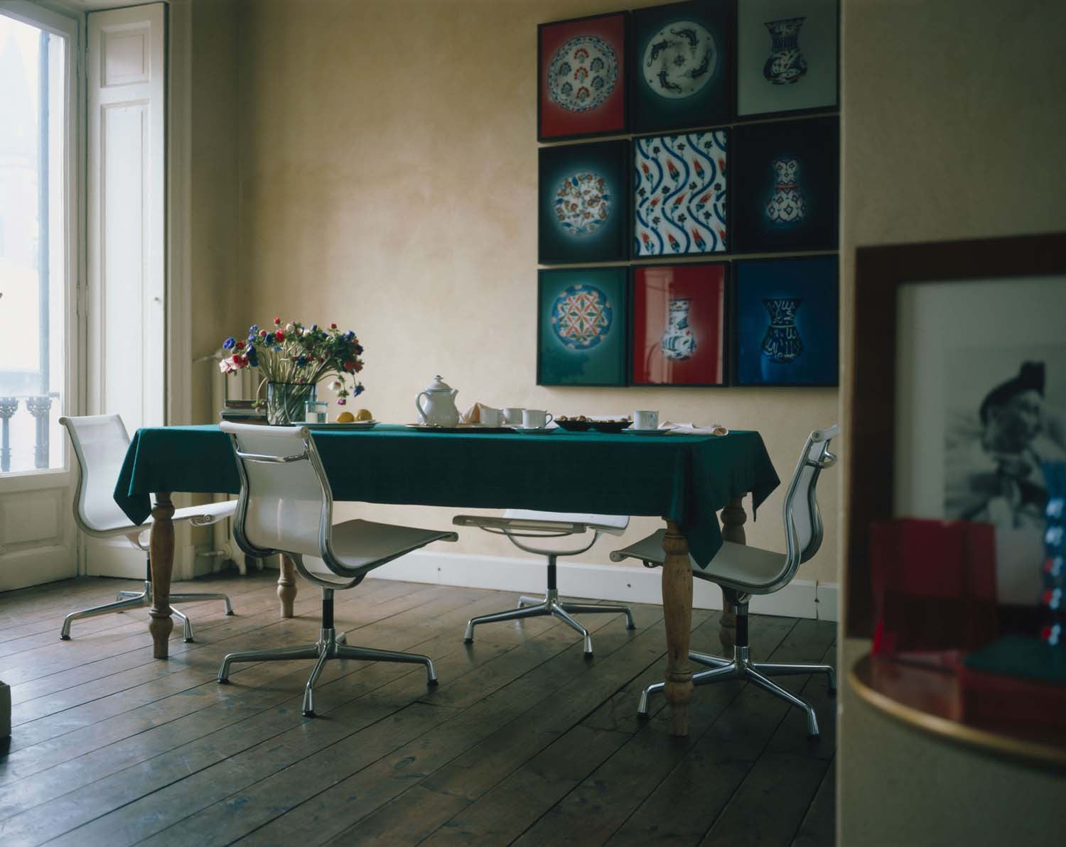 Eames Aluminium Chair EA 105