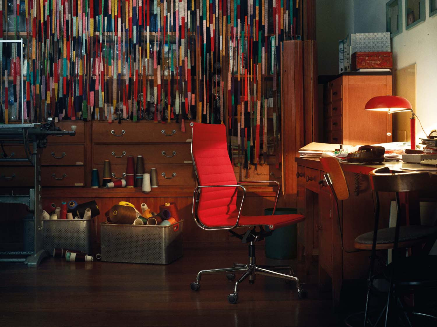 Eames Aluminium Chair EA 119 in red