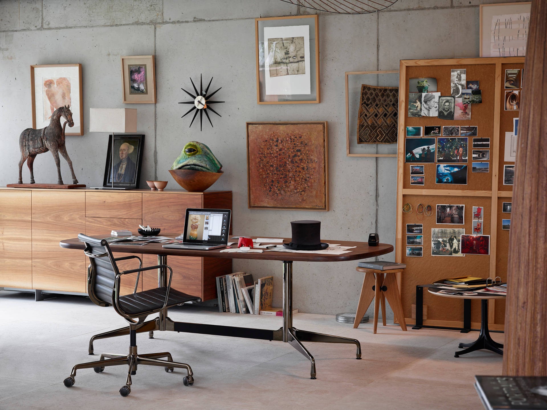 Nelson Sunburst Clock, Eames Aluminium chair Nelson Sunburst Clock, Eames Aluminium chair
