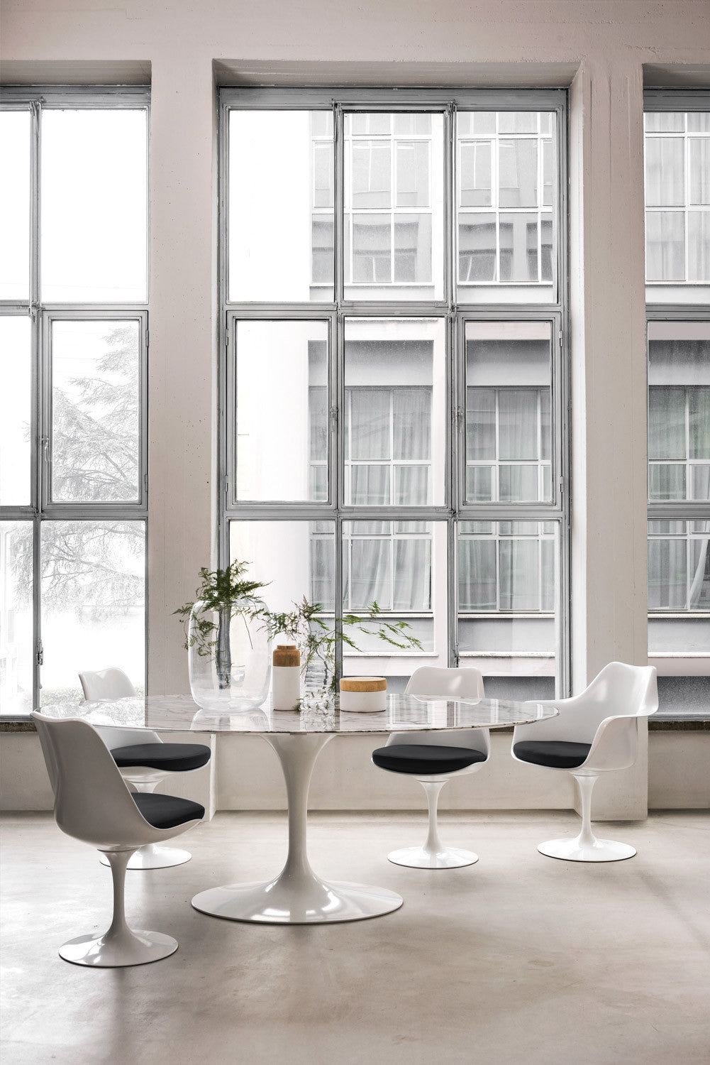 knoll-eero-saarinen-tulip-dining-table-round-white-base-arabescato-marble-top knoll-eero-saarinen-tulip-dining-table-round-white-base-arabescato-marble-top