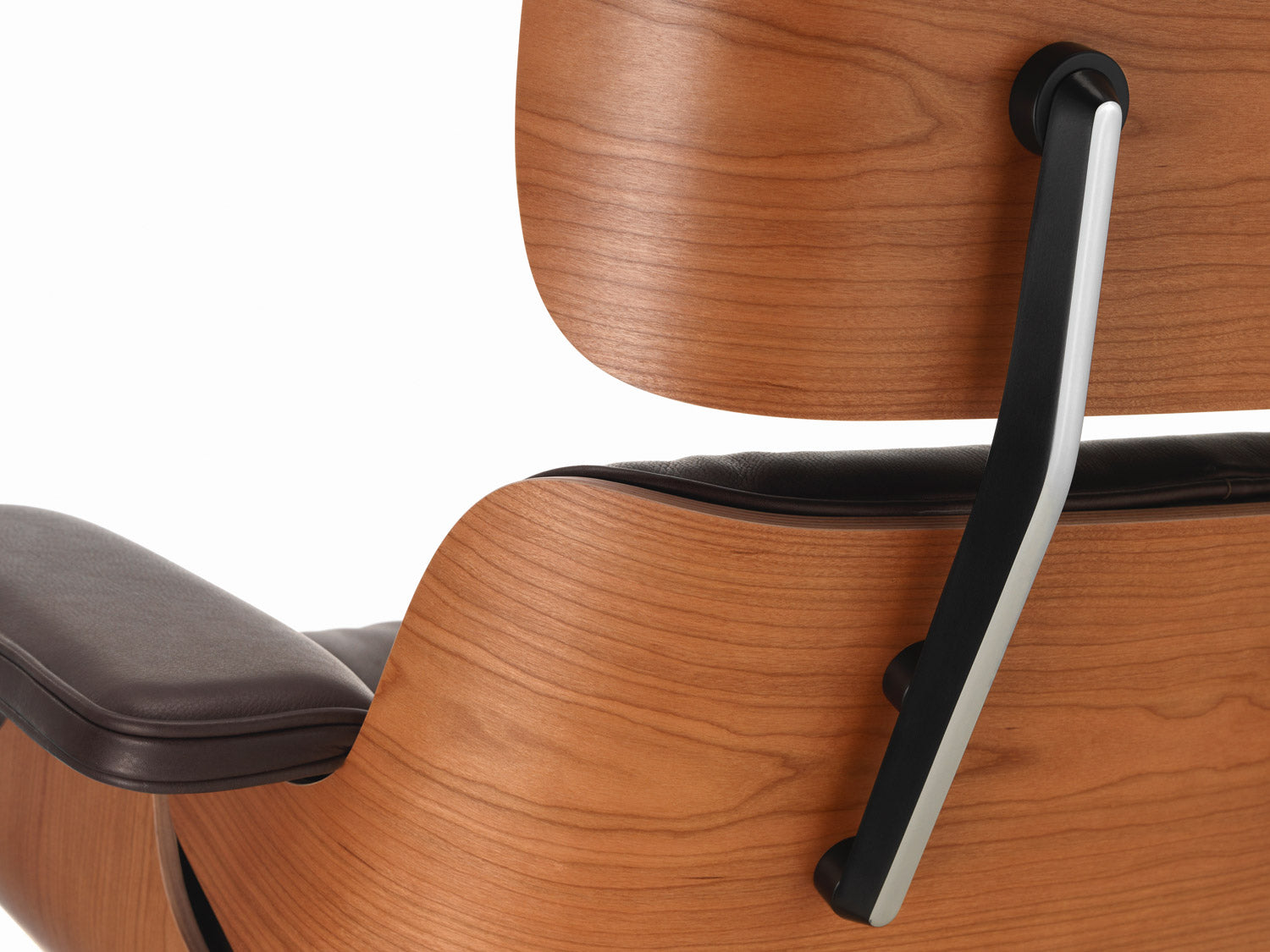 Eames Lounge Chair - American Cherry - detail Eames Lounge Chair - American Cherry - detail