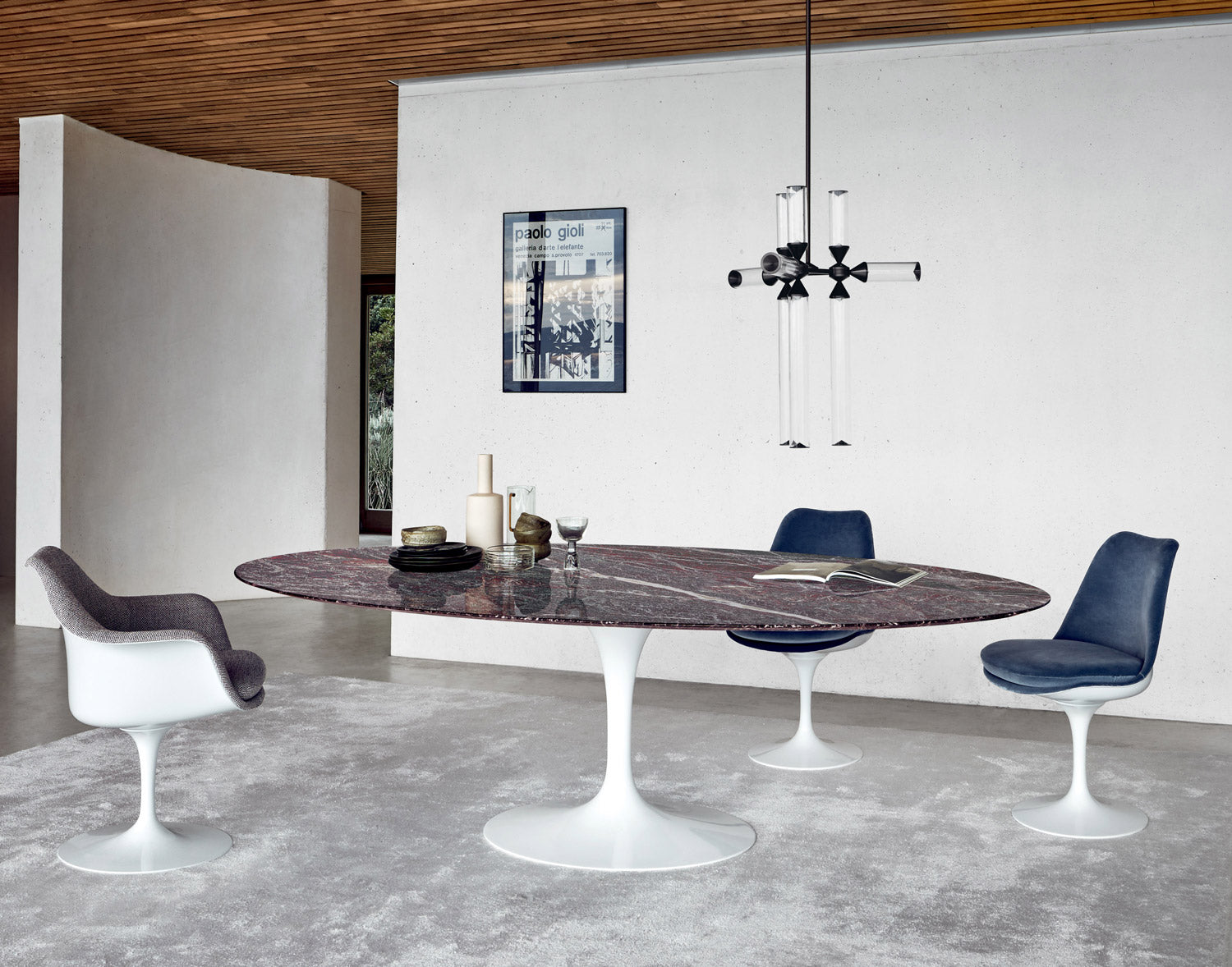 knoll-eero-saarinen-tulip-dining-table-rosso-rubino-marble-top-upholstered-blue-fabric-tulip-grey-fabric-armchair
