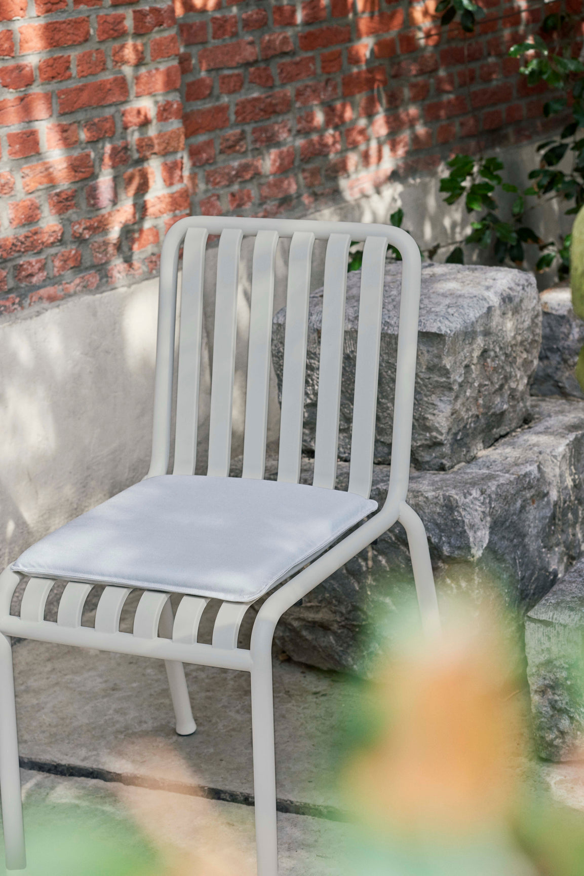hay-ronan-erwan-bouroullec-chair-palissade-anthracite-indoor-outdoor-seat-cushion-sky-grey