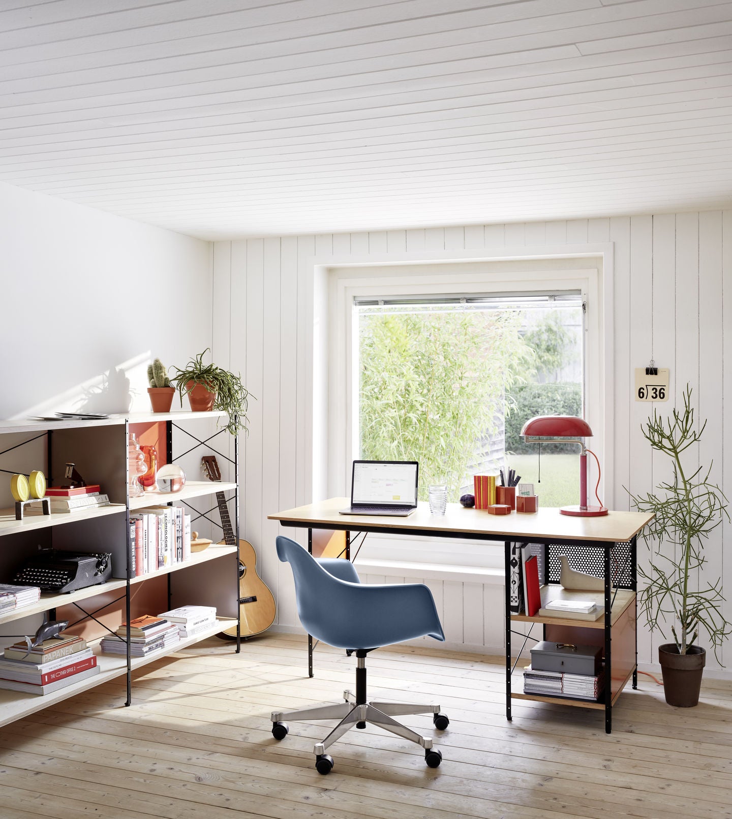 Eames Desk Unit (EDU)