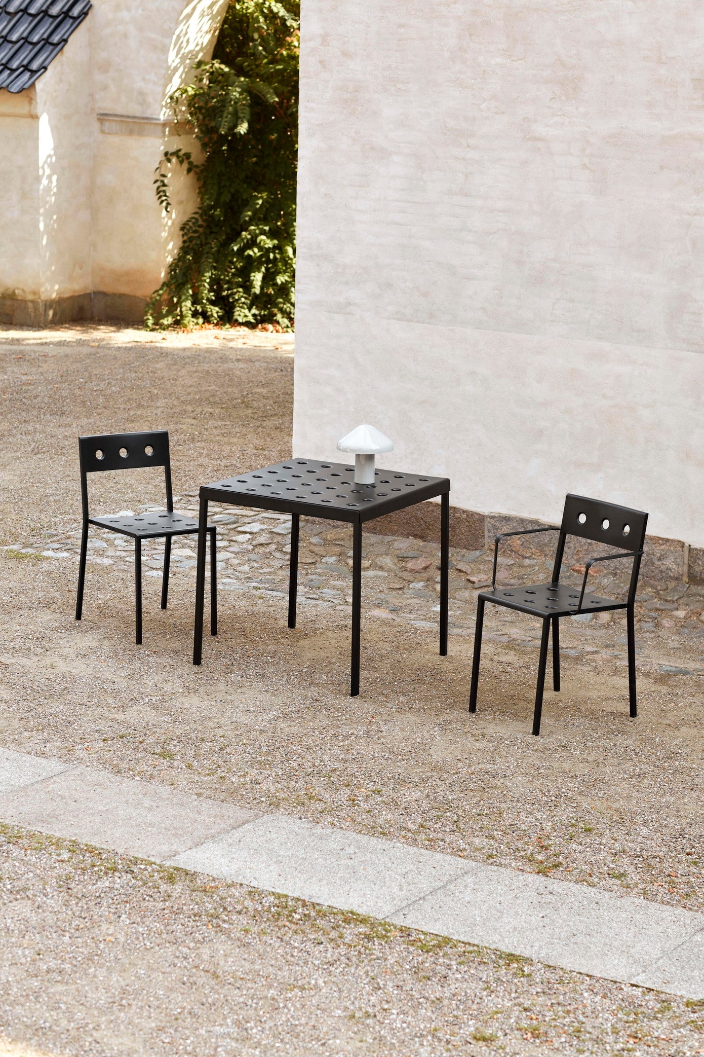 hay-ronan-erwan-bouroullec-table-balcony-anthracite-indoor-outdoor-L75xW76xH74