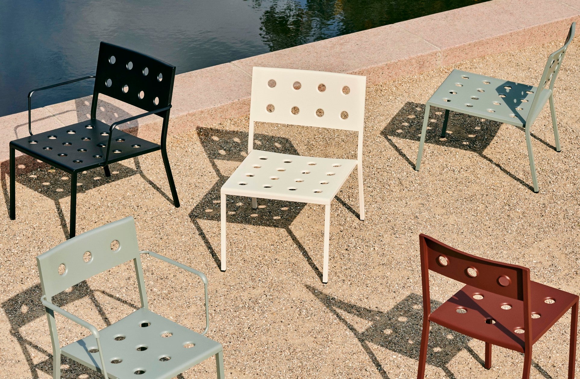 hay-ronan-erwan-bouroullec-lounge-chair-balcony-seating-anthracite-indoor-outdoor-beige-black-iron-red