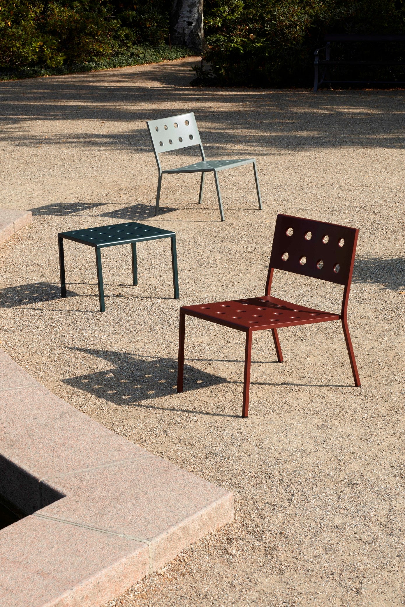 hay-ronan-erwan-bouroullec-low-table-balcony-dark-forest-red-indoor-outdoor-low-chair-desert-green