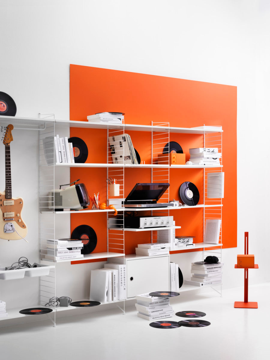 string-system-museum-living-room-white-orange-accessories-metal-floor-panels