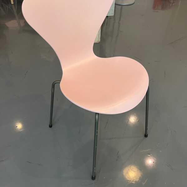 fritz-hansen-arne-jacobsen-chair-series-7-outlet-pale-rose-stock