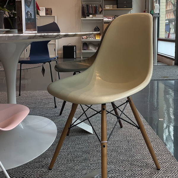 vitra-eames-fiberglass-side-chair-DSW-outlet-stock-parchment-golden-maple legs