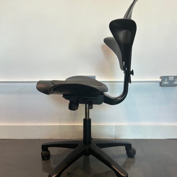 flokk-hÅG- capisco- 8106-chair-outlet-saddle-seat-black