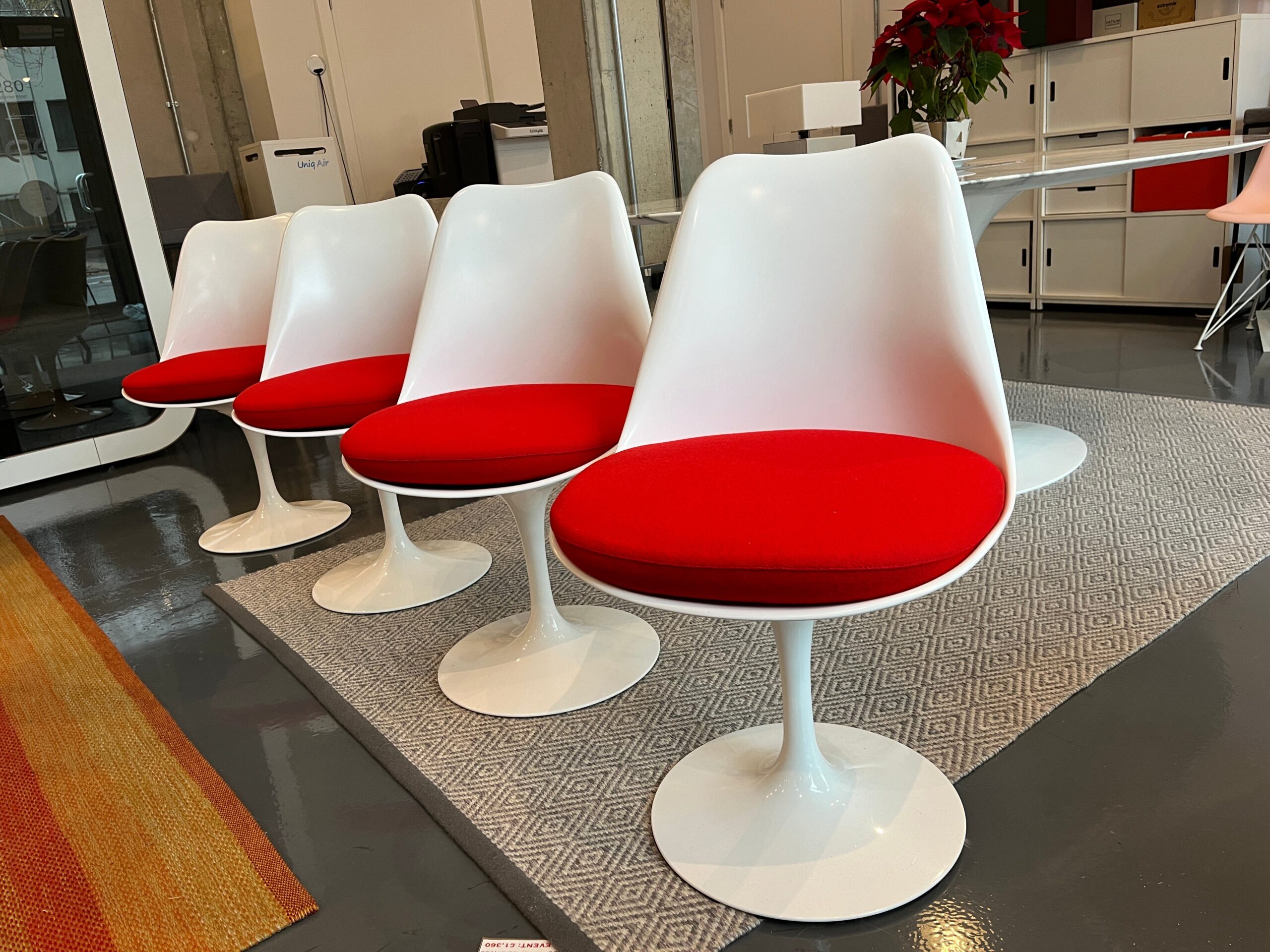 knoll-eero-osaarinen-saarinen-chairs-tulip-swivel-outlet-red-tonus-stock-showroom knoll-eero-osaarinen-saarinen-chairs-tulip-swivel-outlet-red-tonus-stock-showroom